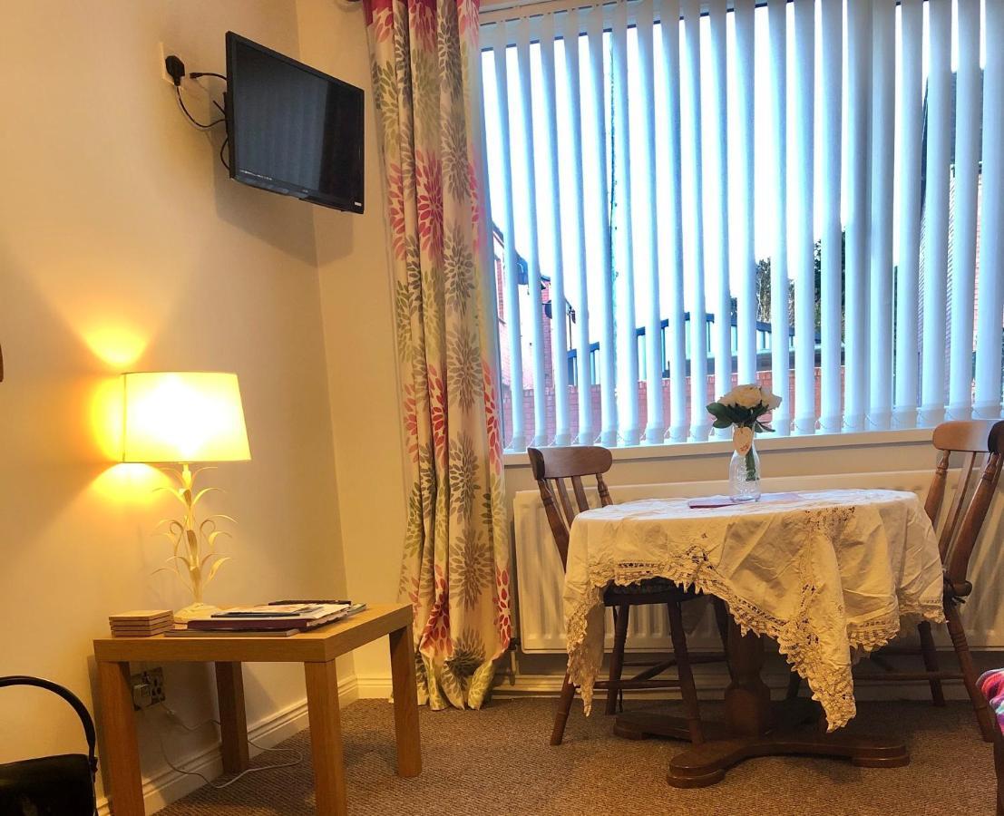 Ponderosea Cottage Free Gated Parking M1 & City Location, Wood Stove 리즈번 외부 사진