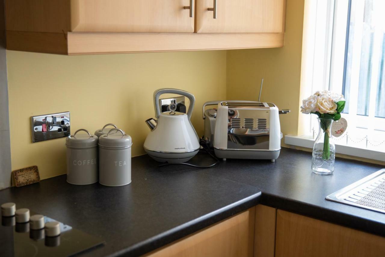 Ponderosea Cottage Free Gated Parking M1 & City Location, Wood Stove 리즈번 외부 사진